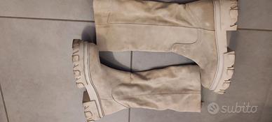 stivali in camoscio con carrarmato