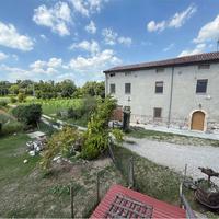 CASALE ANGOLARE CON DEPOSITO E TERRENO