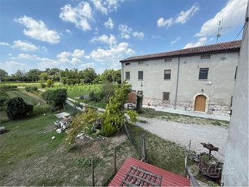 CASALE ANGOLARE CON DEPOSITO E TERRENO