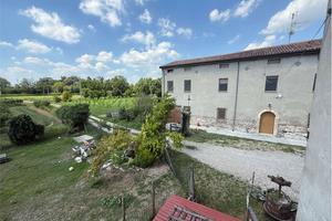 CASALE ANGOLARE CON DEPOSITO E TERRENO