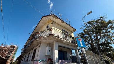 Ampio trilocale con terrazzo e posti auto