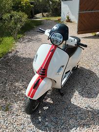 Vespa GTS 300 HPE Racing Sixties