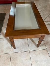 Tavolinetto in noce con superficie in vetro
