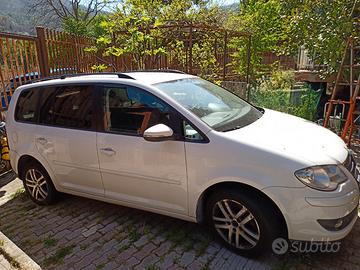 VOLKSWAGEN Touran - 2009