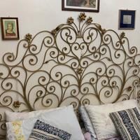 Testiera letto in ferro battuto.