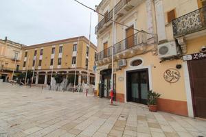 Locale piazza Regina Margherita Grottaglie