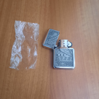 Accendino a benzina in acciaio con rilievi