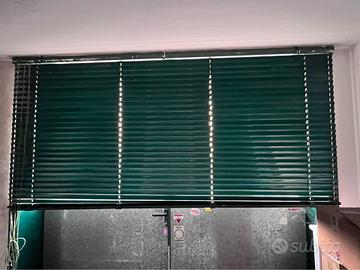 Tenda veneziana a lamelle orizzontali