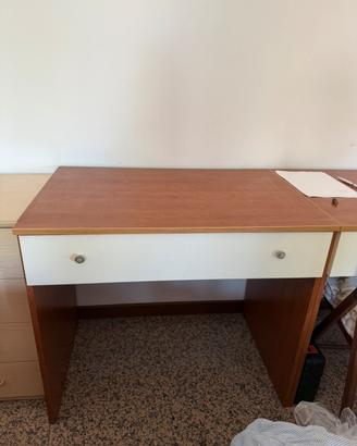 Scrivania in legno per studente