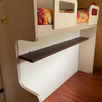 Letto a castello con cassetti e ripiano per libri