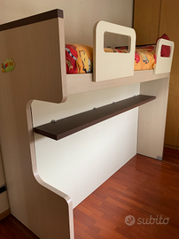 Letto a castello con cassetti e ripiano per libri
