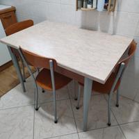 tavolo con tre sedie 