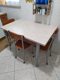 tavolo con tre sedie 