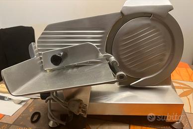 Affettatrice con lama 220 appena revisionata