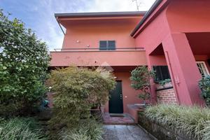 VILLA A SCHIERA A CORREZZANA