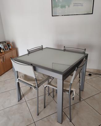 tavolo 4/8 persone + 4 sedie
