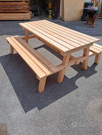 Tavolo in legno per giardino 
