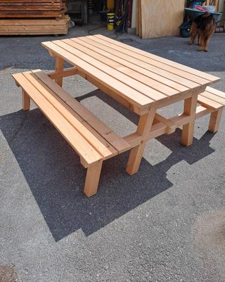 Tavolo in legno per giardino 