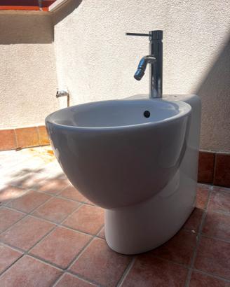 Bidet filo muro in ceramica bianca Dolomite