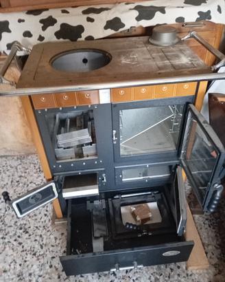 Cucina a legna per pezzi di ricambio 
