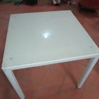 Tavolo Rattan Bianco con vetro – Design Raffinato