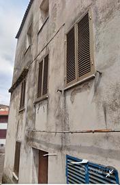 Tipica antica casa da ristrutturare completamente