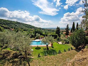 Rustico / Casale di 200 m² con più di 5 locali e b