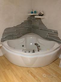 Vasca da bagno idromassaggio angolare
