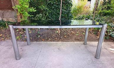Tavolo cromato con piano in vetro