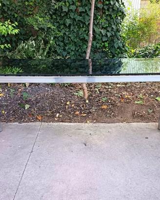 Tavolo cromato con piano in vetro