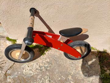 Bicicletta di legno senza pedali