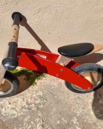 Bicicletta di legno senza pedali