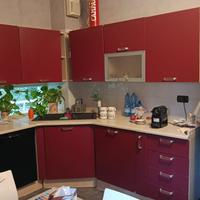 Cucina con elettrodomestici.