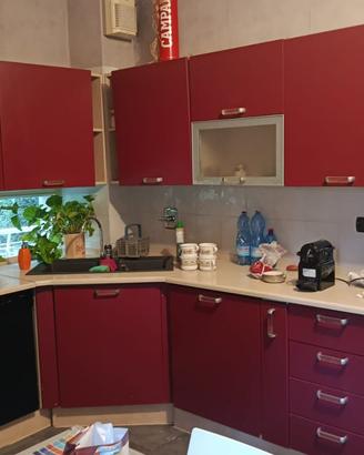 Cucina con elettrodomestici.