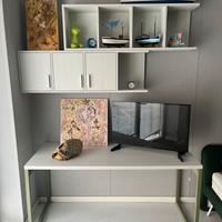 Scrivania e libreria sospesa