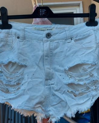 Pantaloncino corto con perline e diamantini