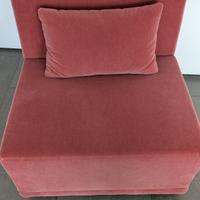 Poltrona in velluto color rosso corallo 