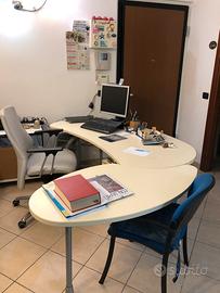 Scrivania da ufficio con sedia e cassettiera