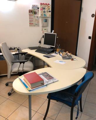 Scrivania da ufficio con sedia e cassettiera