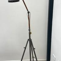 Lampada treppiede in metallo