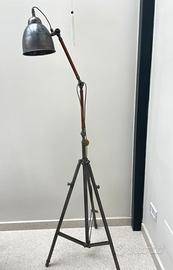 Lampada treppiede in metallo