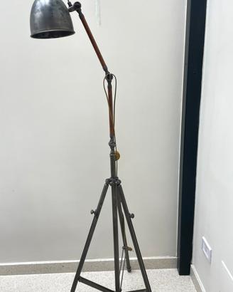 Lampada treppiede in metallo