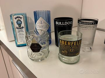 Vasi con bottiglie gin