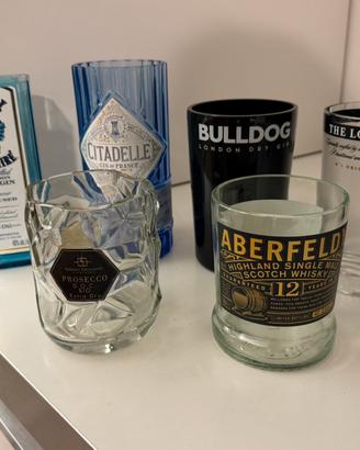 Vasi con bottiglie gin