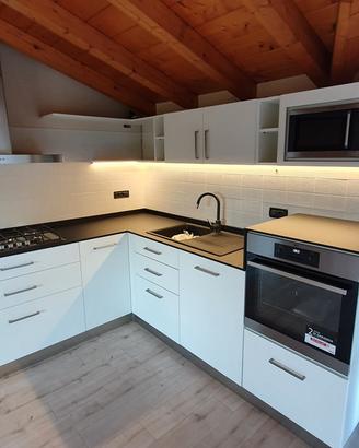 Cucina angolare con elettrodomestici