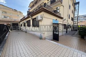 Locale Commerciale 100 Mq con corte Esterna