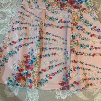 Gonna con pieghe rosa con fantasia a fiori