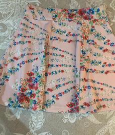 Gonna con pieghe rosa con fantasia a fiori