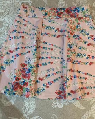 Gonna con pieghe rosa con fantasia a fiori