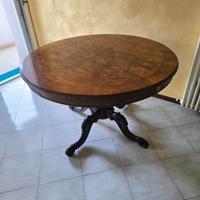 Tavolo circolare e credenza